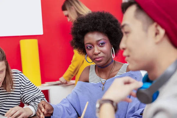 Schöne afrikanisch-amerikanische Studentin mit leuchtend violetten Augenlidern — Stockfoto