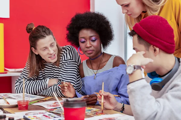 Studenti Internazionali Eleganti Studenti Internazionali Intelligenti Creativi Che Studiano Insieme — Foto Stock