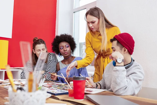 Unga lärare känner sig missnöjd med beteendet hos studenter — Stockfoto