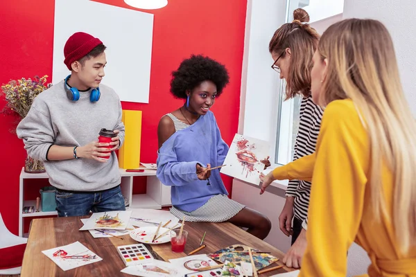 Estudiante de arte afroamericana compartiendo su trabajo con su colega —  Fotos de Stock