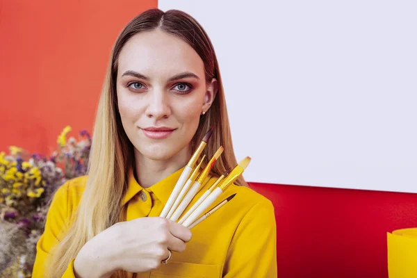 Jeune styliste prometteuse debout dans son bureau moderne — Photo