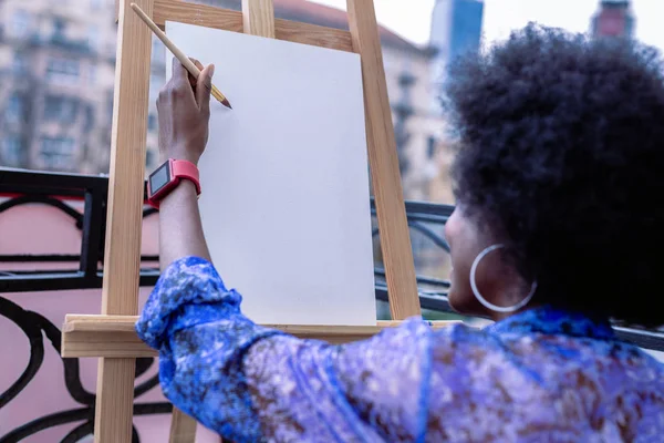 Artista afro-americano indossando orologio intelligente rosso che lavora al di fuori — Foto Stock