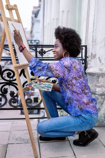 Teletrasporto artista indossa jeans e blu pittura camicetta — Foto Stock