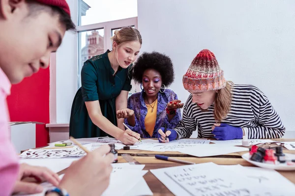 Afro-amerikanska konststuderande förvirringskänsla på klassen — Stockfoto