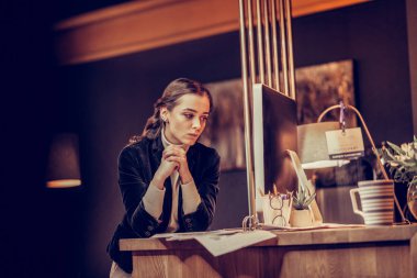 Bilgisayar başında güzel esmer kız