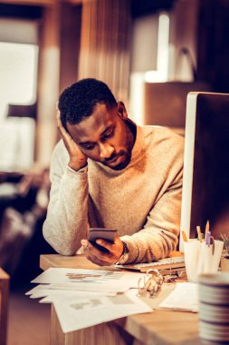 Üzgün erkek kişi aşağı doğru smartphone vasıl arıyorsunuz