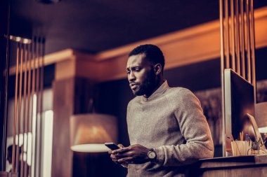 Yanıt oluşturun. İletiyi yazmanız için samimi adam giderken alnına kırışıklıklar