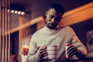 Lezzetli sıcak çay içme ciddi sakallı adam