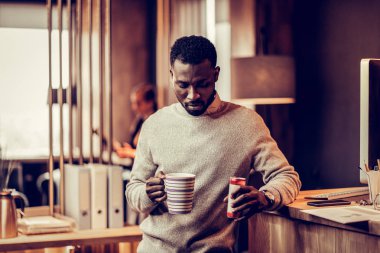 Mutlu genç erkek kişi çay İçecek