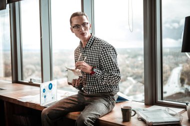 Yemek molası sırasında yakışıklı genç erkek