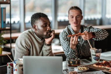 Düşünceli sakallı erkek kişi onun çene dokunmadan