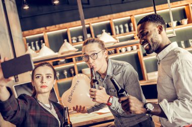 Memnun genç insanlar Smartphone cep telefonu ile fotoğraf yapıyor