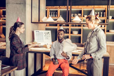 Esmer yakışıklı balon sol elinde tutan