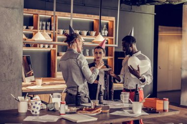 Memnun halkı olan parti grubu