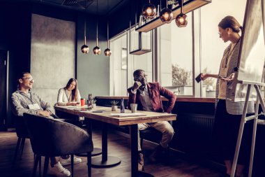 Özenli genç kadın onun ortaklara söz