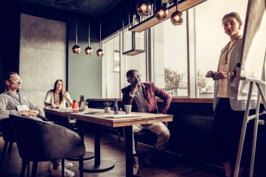 Grup memnun tahtaya arayan insanlar