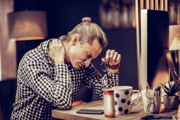 Втомився молодий офісний працівник страждає від болю в шиї — стокове фото