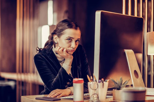 Mujer morena aburrida esperando tareas en la oficina — Foto de Stock