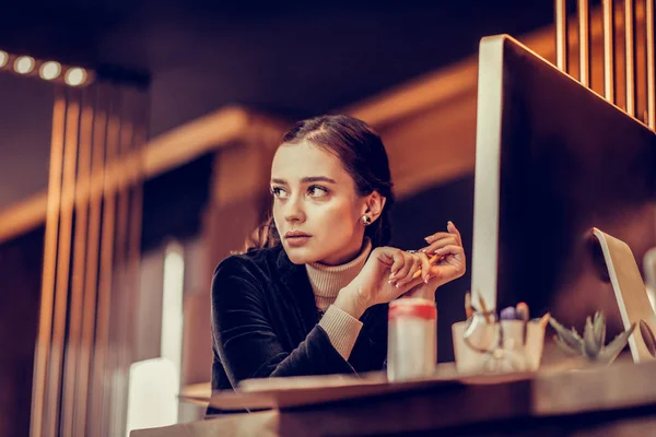 Çekici genç esmer kadın kişi bir kenara arıyorsunuz — Stok fotoğraf