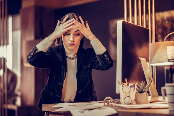 Frustrerade unga kvinnliga person försöker koncentrera — Stockfoto