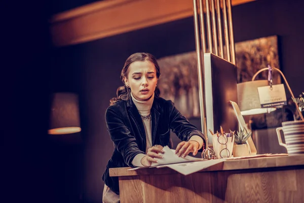 Endişeli genç işçi onun belgeler için arıyorsunuz