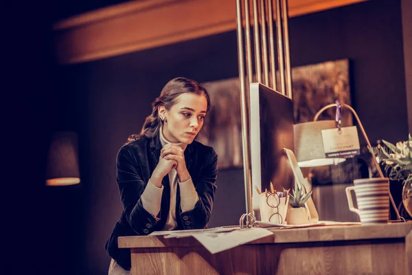 Bilgisayar başında güzel esmer kız