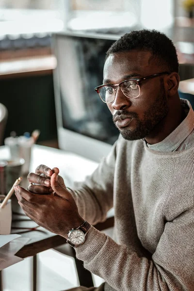 Portrait d'un homme international sérieux qui attend avec impatience — Photo