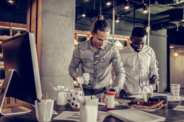 Belgeler görünen olumlu memnun uluslararası adam