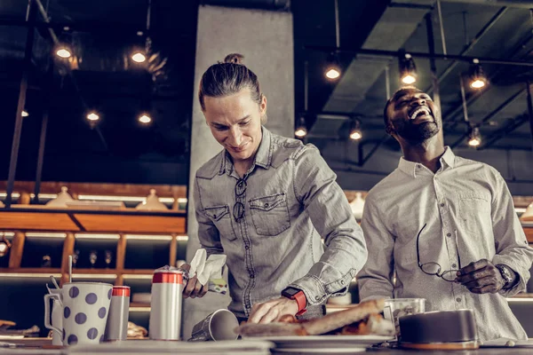 Yemekten sonra tablo temizleme memnun genç adam