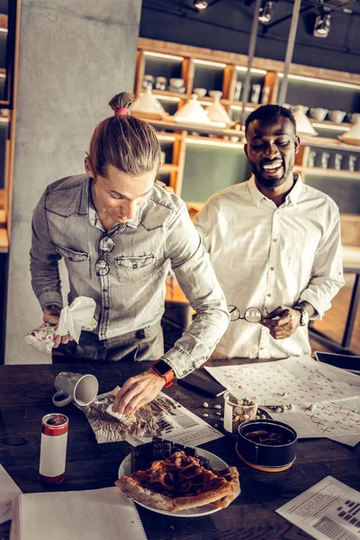 Özenli sarışın erkek kahve tablodan silme