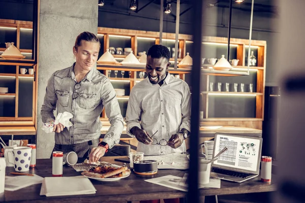 İki erkek kendi işyerinde ayakta memnun