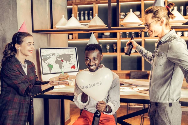 I colleghi soddisfatti positivi che fanno festa dopo il lavoro — Foto Stock