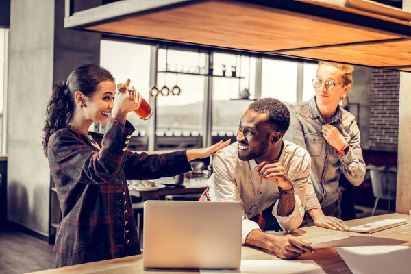 Travailleur de bureau heureux rendant visite à ses collègues pendant la pause — Photo