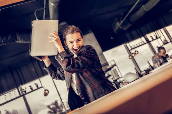 Boos kantoormedewerker gaan gooien haar laptop — Stockfoto