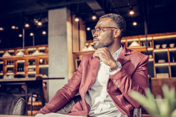 Persona masculina barbuda competente que visita la reunión de negocios — Foto de Stock