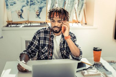 Modern müreffeh iç mimar kırmızı akıllı saati