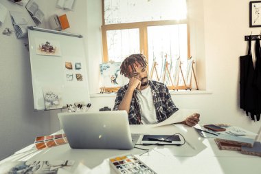 İç mekan tasarımcısı ilgili düşünme yeni proje hakkında hissediyorum