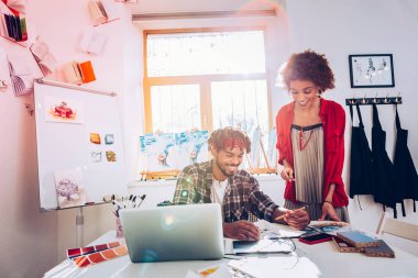 Erkek ve kadın ışık boyama studio birlikte çalışma