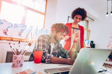 Neşeli şık kız erkeğini iç tasarım üzerinde çalışmaya yardım