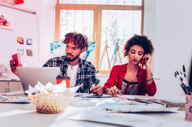 Meşgul yaratıcı yetenekli sanatçılar duygu meşgul ve aşırı yüklenmiş