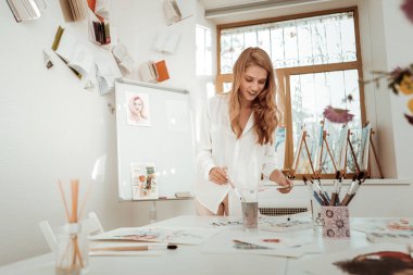 Güzel sanatçı stüdyosunda çalışan inanılmaz duygu