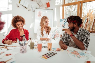Sakallı adam onun arkadaşı resmine bakarak dreadlocks ile