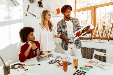 Kıvırcık siyah saçlı kadın onun portre seyir heyecanlı hissediyorum