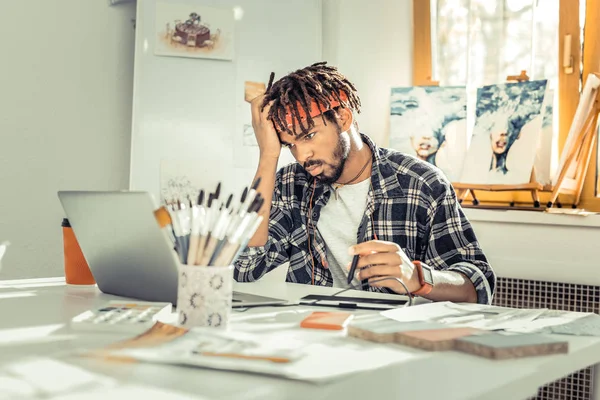 Grafisk Formgivare Duktiga Kreativa Skäggiga Grafisk Designer Med Dreadlocks Arbetar — Stockfoto