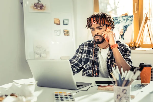 Mörkögda inredningsarkitekt med dreadlocks känsla berörda — Stockfoto