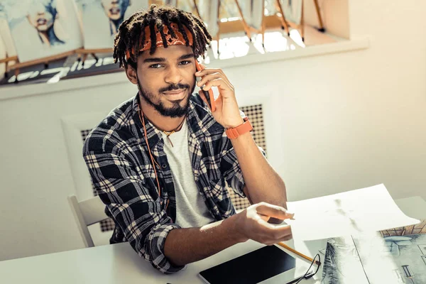 Hezký příjemný černooký umělec mluvit po telefonu — Stock fotografie