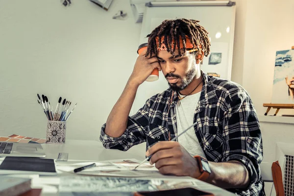 Καλλιτέχνης με dreadlocks αίσθηση οικείου έχοντας πάρα πολλή εργασία — Φωτογραφία Αρχείου