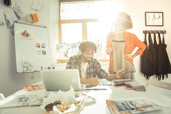 Paar van mode-ontwerpers werken samen in lichte studio — Stockfoto