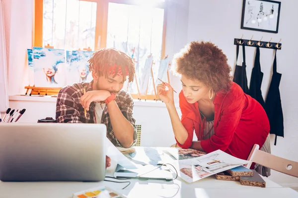 Un par de diseñadores de interiores se sienten emocionados por tener un proyecto serio — Foto de Stock