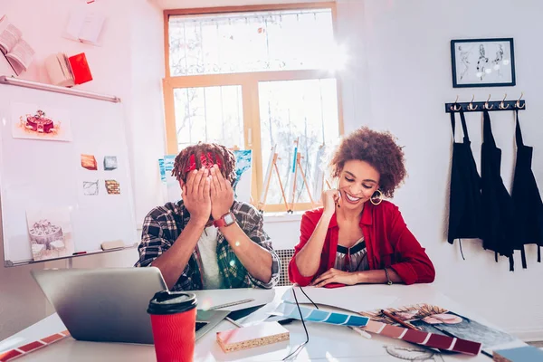 Pareja de diseñadores de interiores riendo disfrutando del proceso de trabajo — Foto de Stock